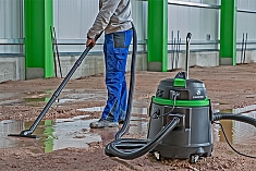 Использование строительного пылесоса для влажной уборки с функцией насоса Eibenstock EPS 50