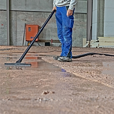 Использование строительных пылесосов для влажной уборки с функцией насоса Eibenstock EPS 50